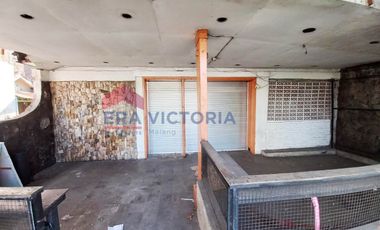 Rumah Bangunan Lama di Poros Jalan Besar Dekat Dengan Tempat Wisata