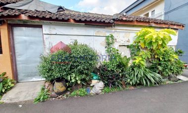 Rumah Bangunan Lama di Poros Jalan Besar Dekat Dengan Tempat Wisata