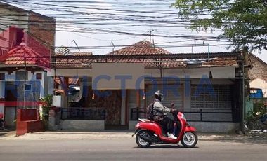 Rumah Bangunan Lama di Poros Jalan Besar Dekat Dengan Tempat Wisata