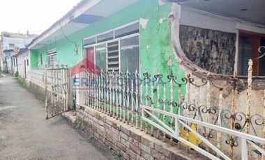 Rumah Bangunan Lama di Poros Jalan Besar Dekat Dengan Tempat Wisata