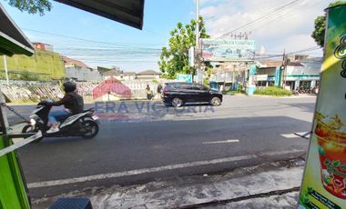 Rumah Bangunan Lama di Poros Jalan Besar Dekat Dengan Tempat Wisata