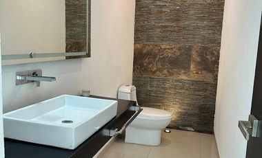 OPORTUNIDAD EN RENTA. Casa en El Country con enorme jardín