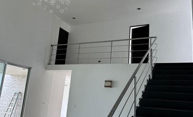 OPORTUNIDAD EN RENTA. Casa en El Country con enorme jardín