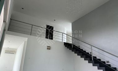 OPORTUNIDAD EN RENTA. Casa en El Country con enorme jardín