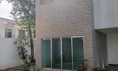 OPORTUNIDAD EN RENTA. Casa en El Country con enorme jardín