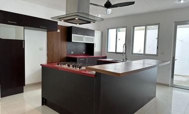 OPORTUNIDAD EN RENTA. Casa en El Country con enorme jardín