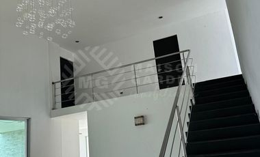 OPORTUNIDAD EN RENTA. Casa en El Country con enorme jardín