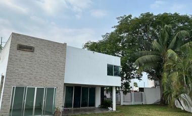 OPORTUNIDAD EN RENTA. Casa en El Country con enorme jardín