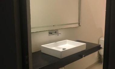 OPORTUNIDAD EN RENTA. Casa en El Country con enorme jardín