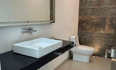 OPORTUNIDAD EN RENTA. Casa en El Country con enorme jardín