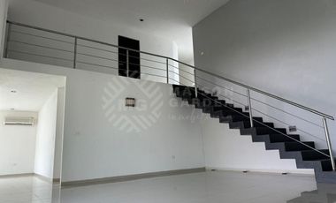 OPORTUNIDAD EN RENTA. Casa en El Country con enorme jardín