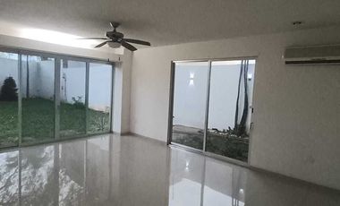 OPORTUNIDAD EN RENTA. Casa en El Country con enorme jardín