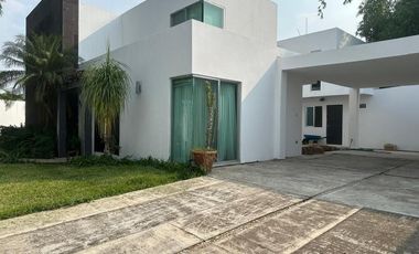 OPORTUNIDAD EN RENTA. Casa en El Country con enorme jardín