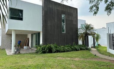 OPORTUNIDAD EN RENTA. Casa en El Country con enorme jardín