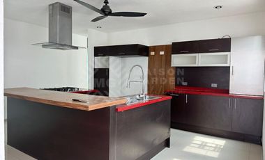 OPORTUNIDAD EN RENTA. Casa en El Country con enorme jardín