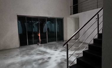 OPORTUNIDAD EN RENTA. Casa en El Country con enorme jardín