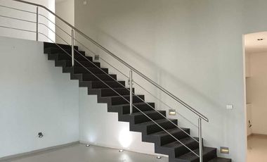 OPORTUNIDAD EN RENTA. Casa en El Country con enorme jardín