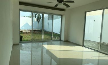 OPORTUNIDAD EN RENTA. Casa en El Country con enorme jardín