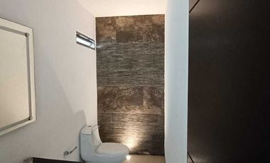 OPORTUNIDAD EN RENTA. Casa en El Country con enorme jardín