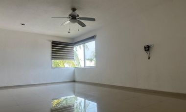 OPORTUNIDAD EN RENTA. Casa en El Country con enorme jardín