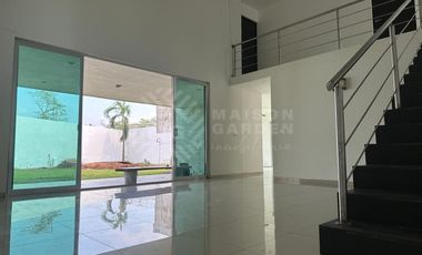 OPORTUNIDAD EN RENTA. Casa en El Country con enorme jardín