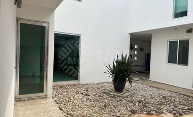 OPORTUNIDAD EN RENTA. Casa en El Country con enorme jardín