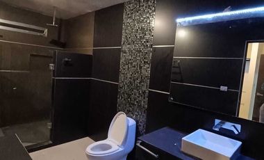 OPORTUNIDAD EN RENTA. Casa en El Country con enorme jardín