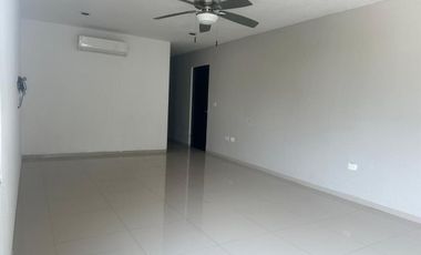 OPORTUNIDAD EN RENTA. Casa en El Country con enorme jardín