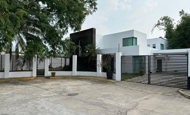 OPORTUNIDAD EN RENTA. Casa en El Country con enorme jardín