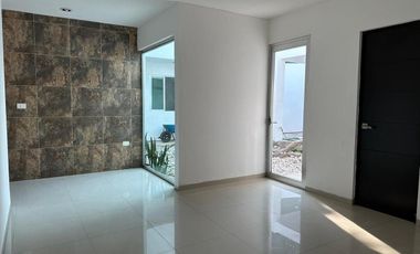 OPORTUNIDAD EN RENTA. Casa en El Country con enorme jardín