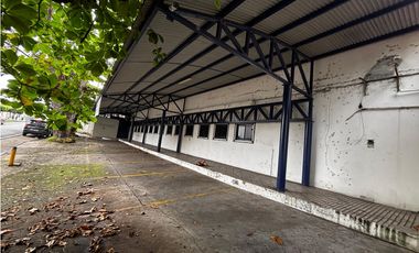 PARQUE LEFEVRE / GALERA CON ANDEN / 1000 M2  / FRENTE A VIA