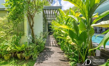 LEASEHOLD SINGLE-LEVEL MODERN CONTEMPORARY IN THE HEART OF UMALAS