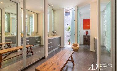 LEASEHOLD SINGLE-LEVEL MODERN CONTEMPORARY IN THE HEART OF UMALAS