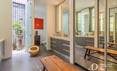 LEASEHOLD SINGLE-LEVEL MODERN CONTEMPORARY IN THE HEART OF UMALAS