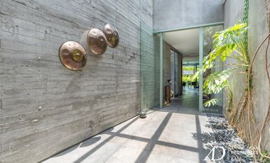 LEASEHOLD SINGLE-LEVEL MODERN CONTEMPORARY IN THE HEART OF UMALAS