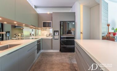 LEASEHOLD SINGLE-LEVEL MODERN CONTEMPORARY IN THE HEART OF UMALAS