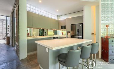 LEASEHOLD SINGLE-LEVEL MODERN CONTEMPORARY IN THE HEART OF UMALAS