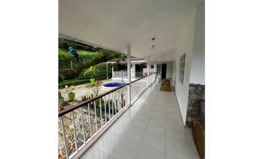 SE VENDE FINCA DE 25.000 METROS CUADRADOS A BORDE DE CARRETERA