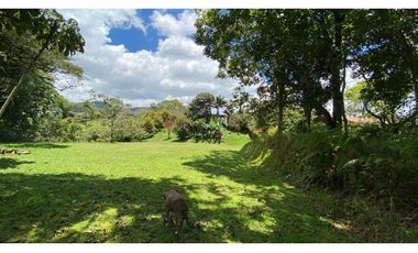 Finca en unidad cerrada en el Canadá sector aguas claras