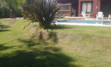 SE ALQUILA  CASA CON PILETA  EN ABBOTT