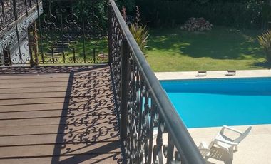 SE ALQUILA  CASA CON PILETA  EN ABBOTT