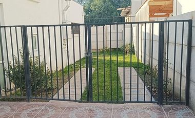 CASA COMO NUEVA EN CONDOMINIO A CUADRAS DEL CENTRO