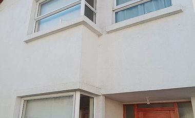 CASA COMO NUEVA EN CONDOMINIO A CUADRAS DEL CENTRO