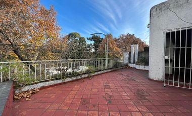 Venta. Casa. 6 ambientes. 4 suite. Cochera. Quincho. Terraza. Jardín. Barracas.