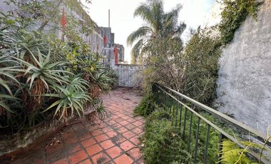 Venta. Casa. 6 ambientes. 4 suite. Cochera. Quincho. Terraza. Jardín. Barracas.