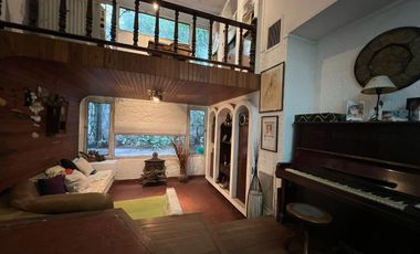 Venta. Casa. 6 ambientes. 4 suite. Cochera. Quincho. Terraza. Jardín. Barracas.