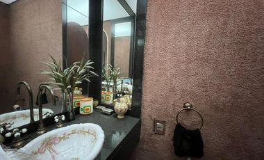 Venta. Casa. 6 ambientes. 4 suite. Cochera. Quincho. Terraza. Jardín. Barracas.