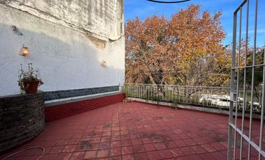 Venta. Casa. 6 ambientes. 4 suite. Cochera. Quincho. Terraza. Jardín. Barracas.