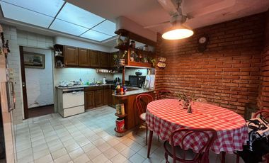 Venta. Casa. 6 ambientes. 4 suite. Cochera. Quincho. Terraza. Jardín. Barracas.