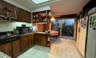 Venta. Casa. 6 ambientes. 4 suite. Cochera. Quincho. Terraza. Jardín. Barracas.